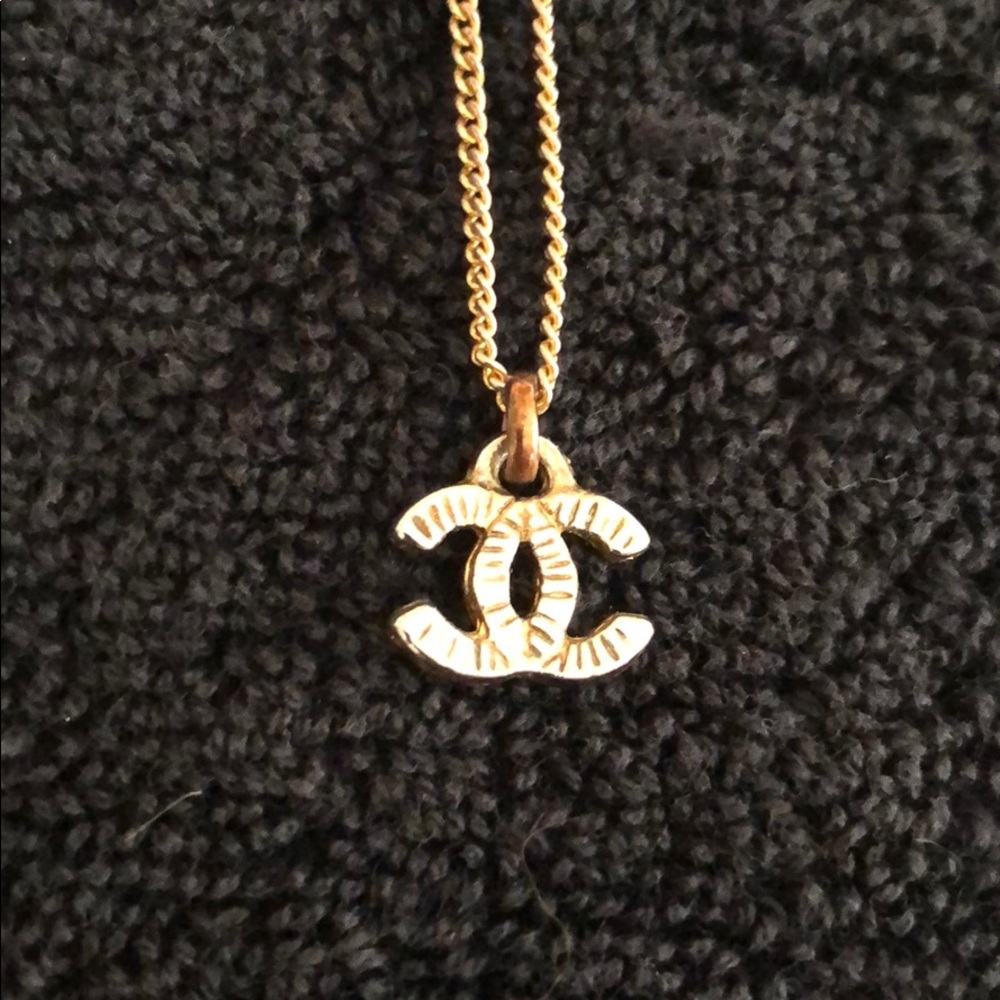 Cute Chanel like necklace 18”